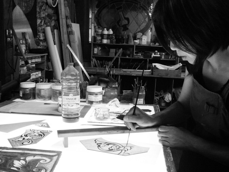 ステンドグラス絵付け作業