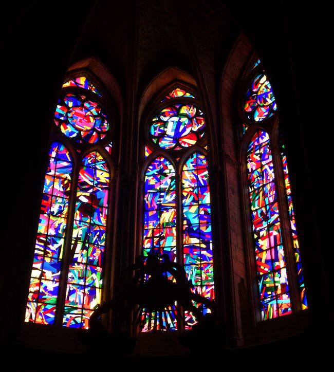 現代アートのステンドグラス（ランス）