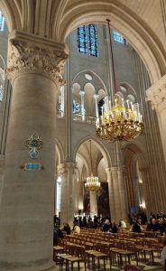 大聖堂内部、シャンデリア